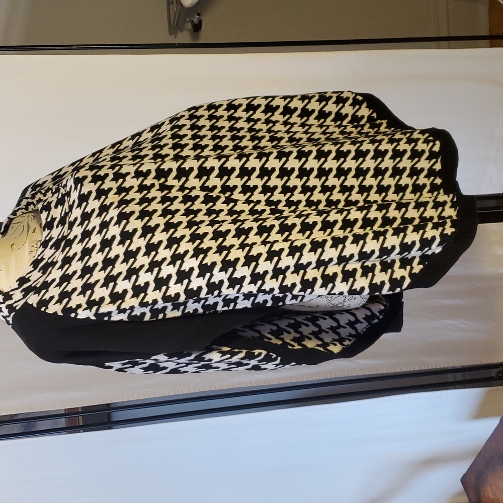 Cape Houndstooth Black and White size Small/Medium by Chico's 100% Cotton